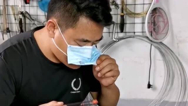 工厂小哥巧思创新 可进餐防护口罩问世，让安全与便利同行