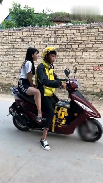 外卖小哥护送盲人女孩安全回家，这份陌生人的温暖值得点赞